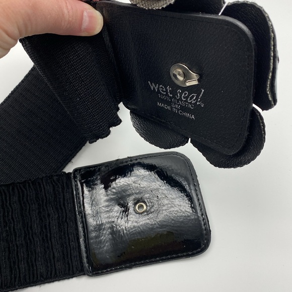 Womens Black Wide Elastic Stretch Waistband BELT Shiny FauxLeather Flower Buckle - Picture 5 of 10